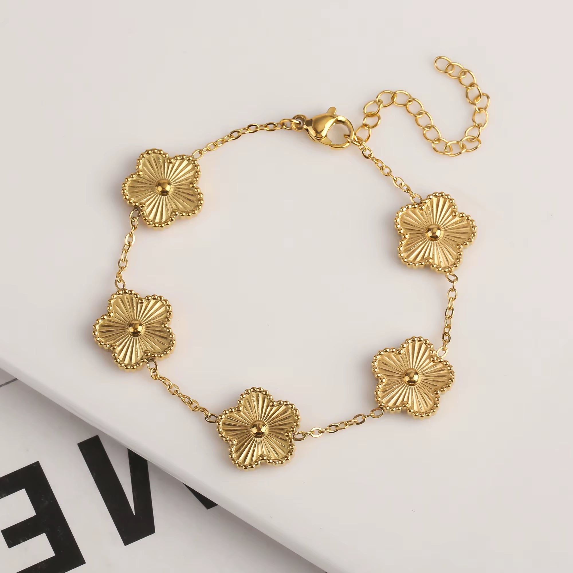 Hot Selling High-Quality Plum Blossom Plant Metal Five Leaf Flower Bracelet Necklace with Double-Sided Y2K Style Clover